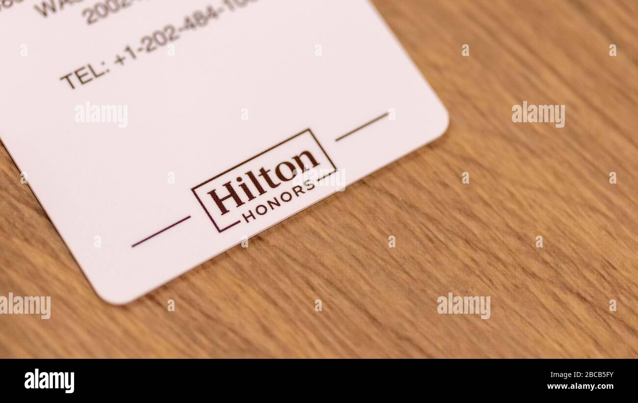Il logo Hilton Honors, un programma di premi degli Hilton Hotels sul retro di una keycard dell'hotel. Foto Stock