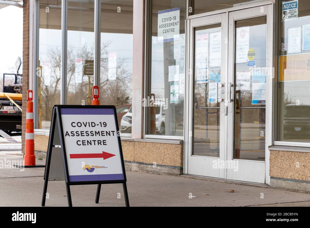 Ingresso a un centro di valutazione COVID-19, situato in un'arena locale per testare il romanzo cornoavirus. Foto Stock