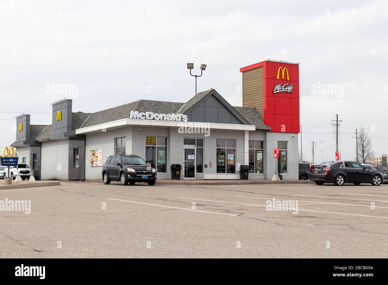 Posizione McDonalds vista utilizzando la nuova politica drive thru / pick-up only a causa della continua Pandemic COVID-19 globale. Foto Stock