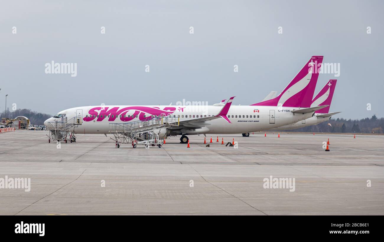 Swoop Boeing 737-8, un vettore a basso costo di proprietà di WestJet visto parcheggiato all'Hamilton Intl. Aeroporto in una giornata nuvolosa. Foto Stock