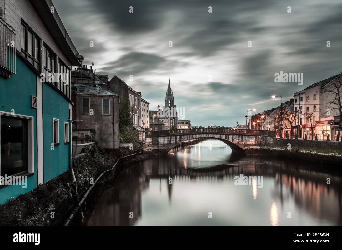 Cork City, Cork, Irlanda. 04th aprile 2020. Una vista di mattina presto del fiume Lee con il ponte del Parlamento e la chiesa della Santissima Trinità sullo sfondo. Il ponte è uno dei principali punti di accesso alla città ed è normalmente occupato con le auto in questo momento, ma a causa di Covid-19 e restrizioni governative vi è poco movimento di traffico in entrata Cork City, Irlanda. - credito; David Creedon / Alamy Live News Foto Stock