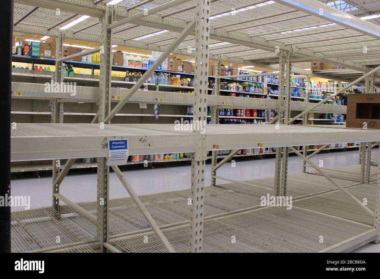Walmart Super conservare carta igienica vuota, asciugamani di carta e salviette Isola con ripiani in metallo completamente VUOTI durante la Pandemic Corona Virus. Foto Stock