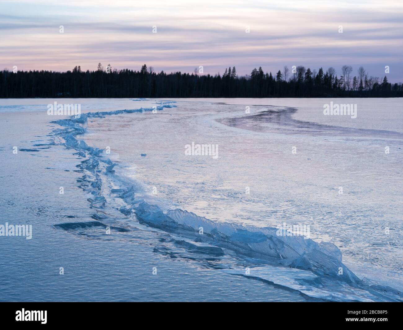 Paesaggio con formazione di ghiaccio cracked sul lago ghiacciato Foto Stock