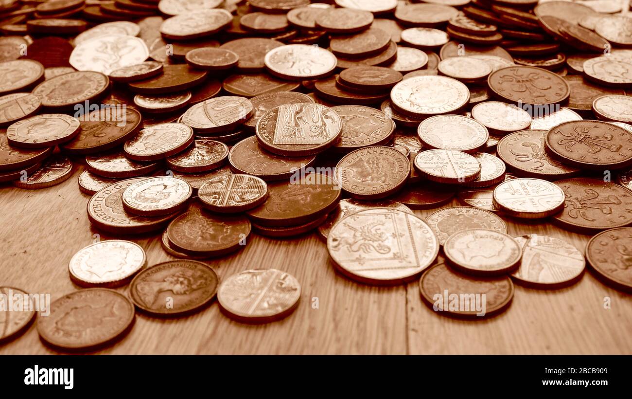 Valuta britannica, centinaia di monete inglesi di rame e argento impilate casualmente l'una sull'altra, una libbra monete, cinquanta pence, venti pence, due p Foto Stock