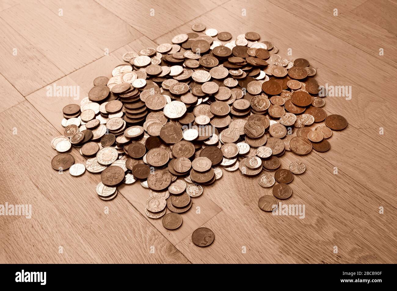 Valuta britannica, centinaia di monete inglesi di rame e argento impilate casualmente l'una sull'altra, una libbra monete, cinquanta pence, venti pence, due p Foto Stock