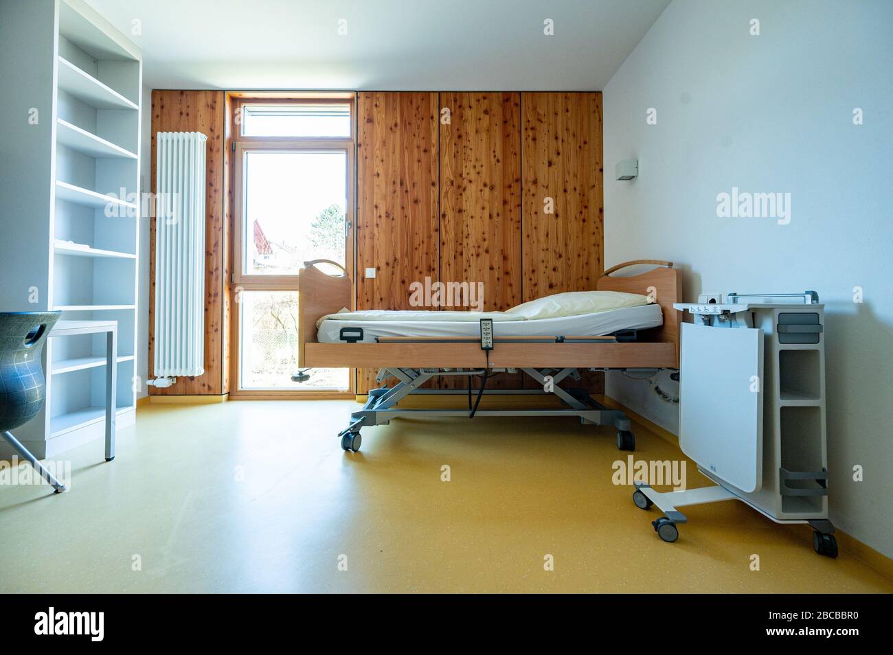 Viechtach, Germania. 01st Apr, 2020. Un letto di ospedale si trova nella scuola d'imbarco della scuola professionale dell'hotel, che è attualmente in fase di conversione in un ospedale ausiliario. Si tratta di uno dei 26 ospedali ausiliari previsti in Baviera. Vi sono 56 pazienti Covid-19 che possono essere trattati in caso di emergenza. (Zu dpa Free state crea ospedali ausiliari nella crisi del Corona) credito: Armin Weigel/dpa/Alamy Live News Foto Stock