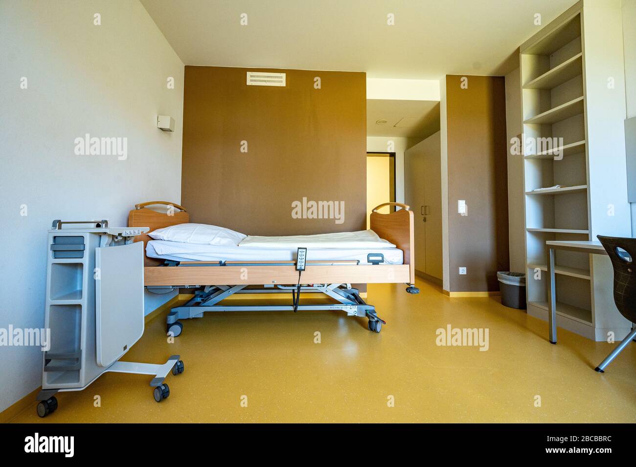 Viechtach, Germania. 01st Apr, 2020. Un letto di ospedale si trova nella scuola d'imbarco della scuola professionale dell'hotel, che è attualmente in fase di conversione in un ospedale ausiliario. Si tratta di uno dei 26 ospedali ausiliari previsti in Baviera. Vi sono 56 pazienti Covid-19 che possono essere trattati in caso di emergenza. (Zu dpa Free state crea ospedali ausiliari nella crisi del Corona) credito: Armin Weigel/dpa/Alamy Live News Foto Stock