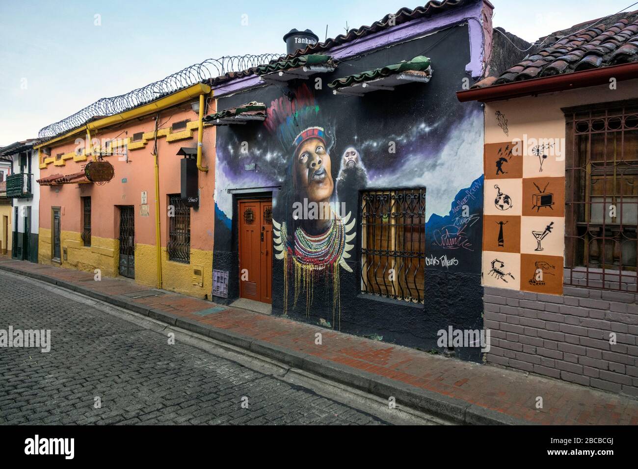 BOGOTA, COLOMBIA - Gennaio 06. 2020: Muro coperto da graffiti nella Candelaria di Bogotà, capitale della Colombia. Foto Stock