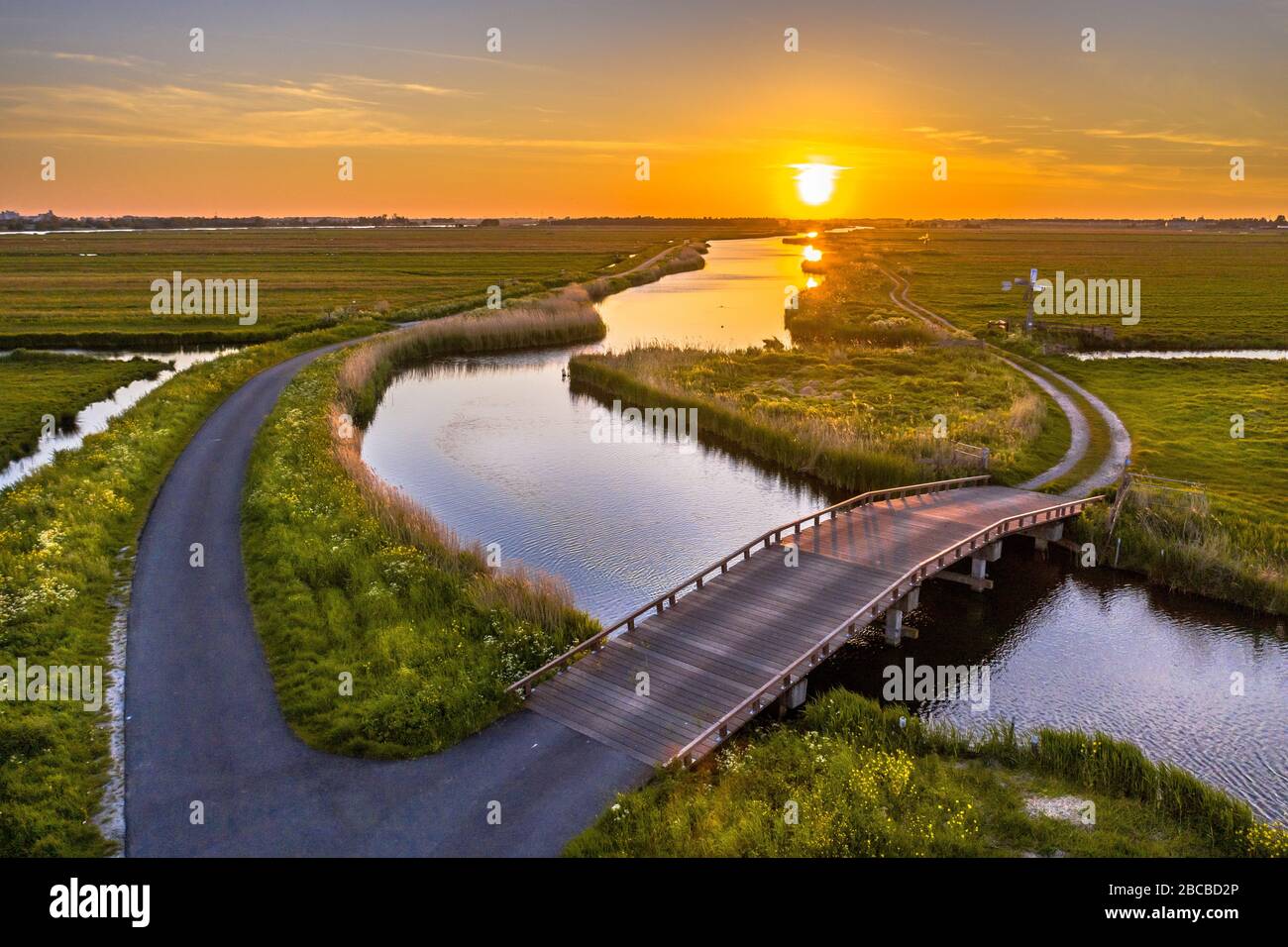 Ponte di veicoli in legno nel paesaggio agricolo vicino a Jisp, Noord Holland, Paesi Bassi. Foto Stock