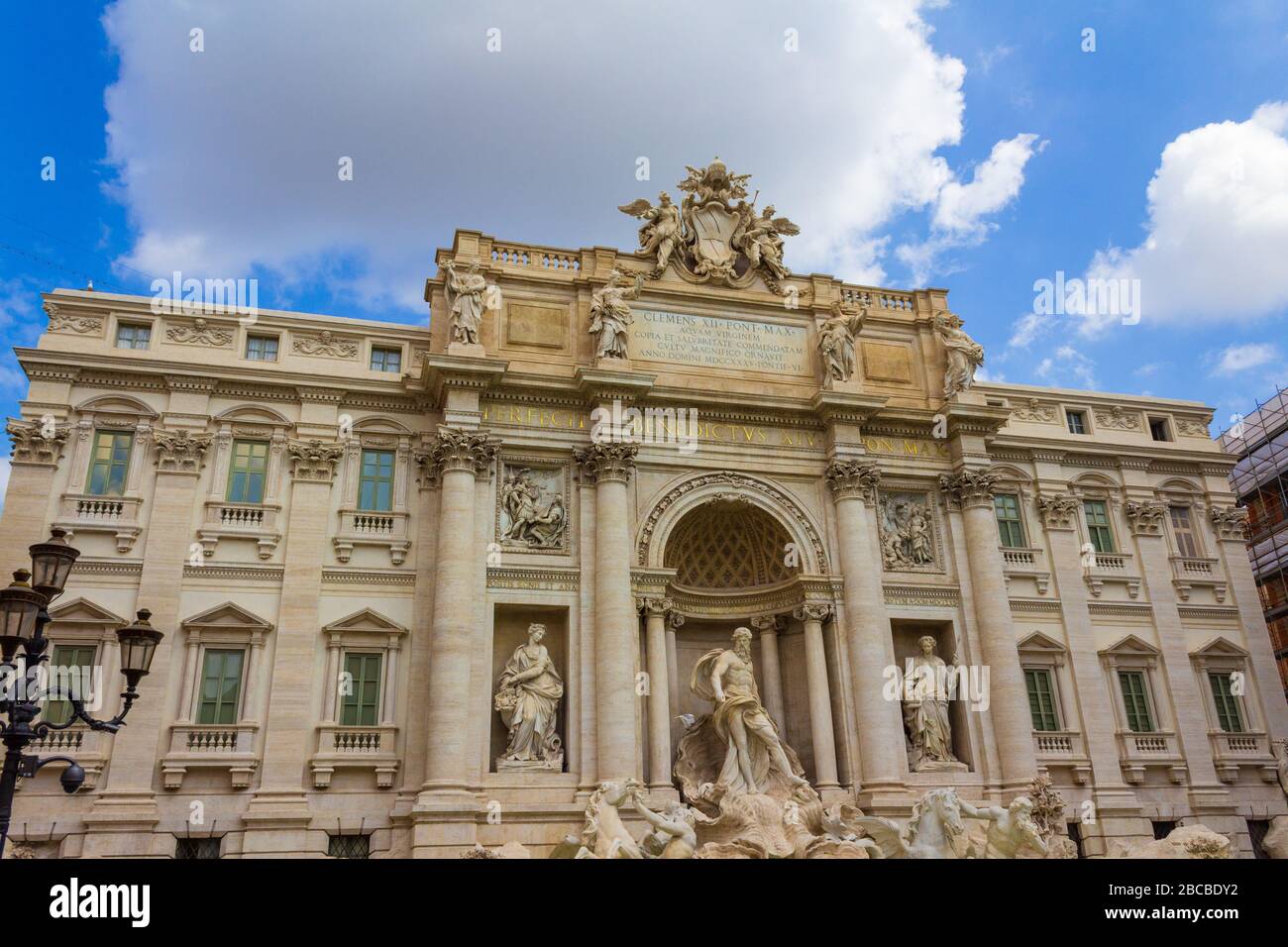 Splendida vista su Palazzo poli di Fontana di Trevi, la più grande fontana barocca della città e una delle più famose fontane del mondo.Roma, Italia Foto Stock