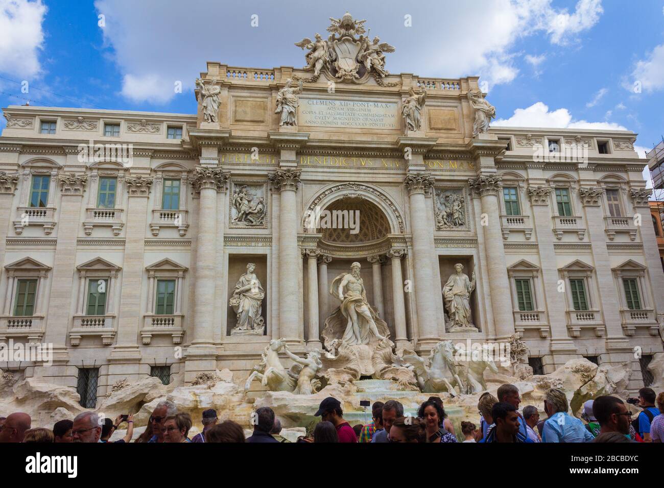 Folla di turisti che ammirano la Fontana di Trevi, la più grande fontana barocca della città e una delle più famose fontane del mondo.Roma,Italia Foto Stock