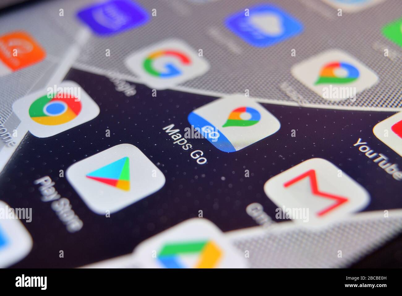 Valverde (CT), Italia - 02 aprile 2020: Vista ravvicinata dell'app Google Maps Go su uno smartphone Android, incluse altre icone. Foto Stock