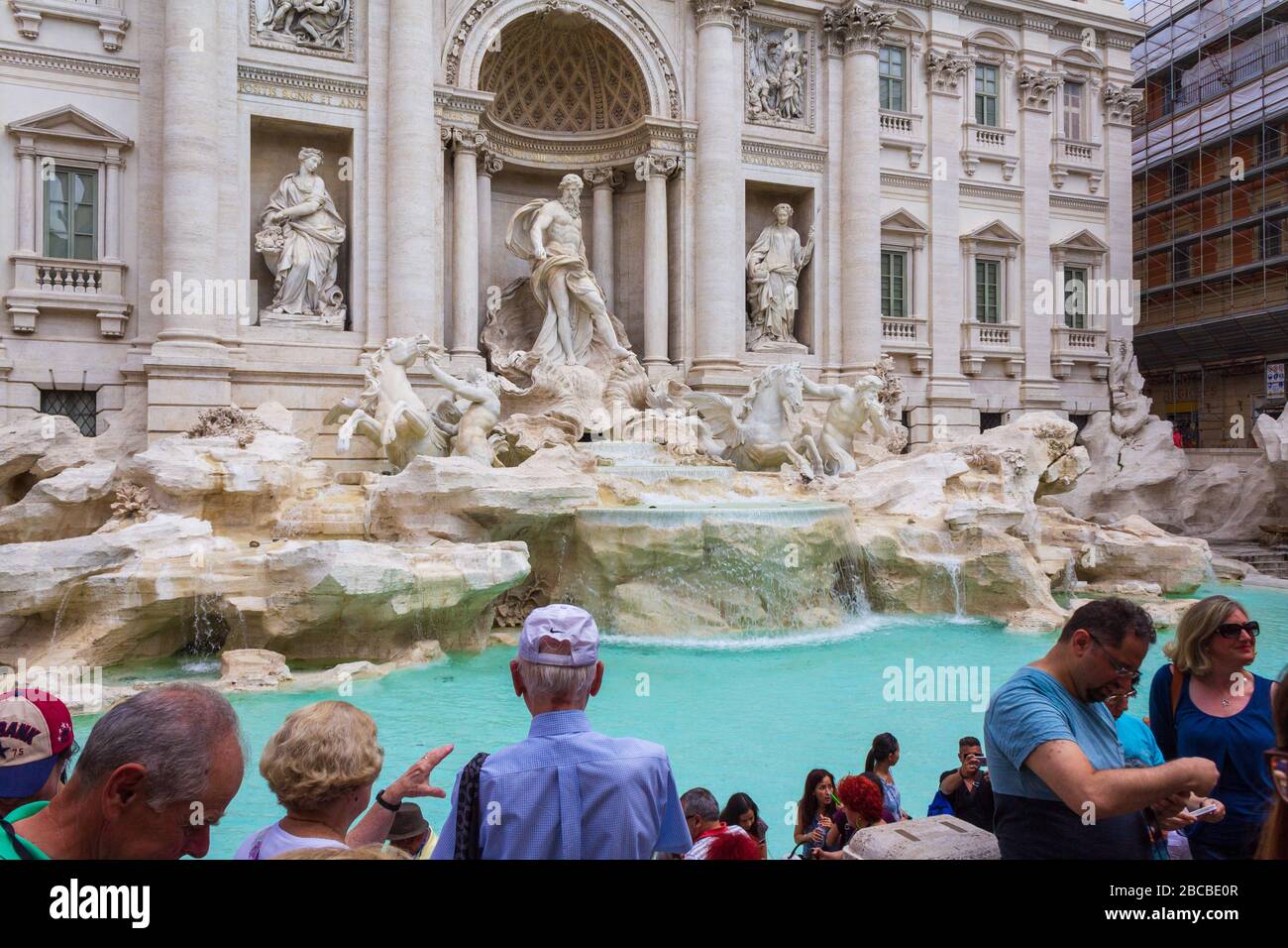 Folla di turisti che ammirano la Fontana di Trevi, la più grande fontana barocca della città e una delle più famose fontane del mondo.Roma,Italia Foto Stock