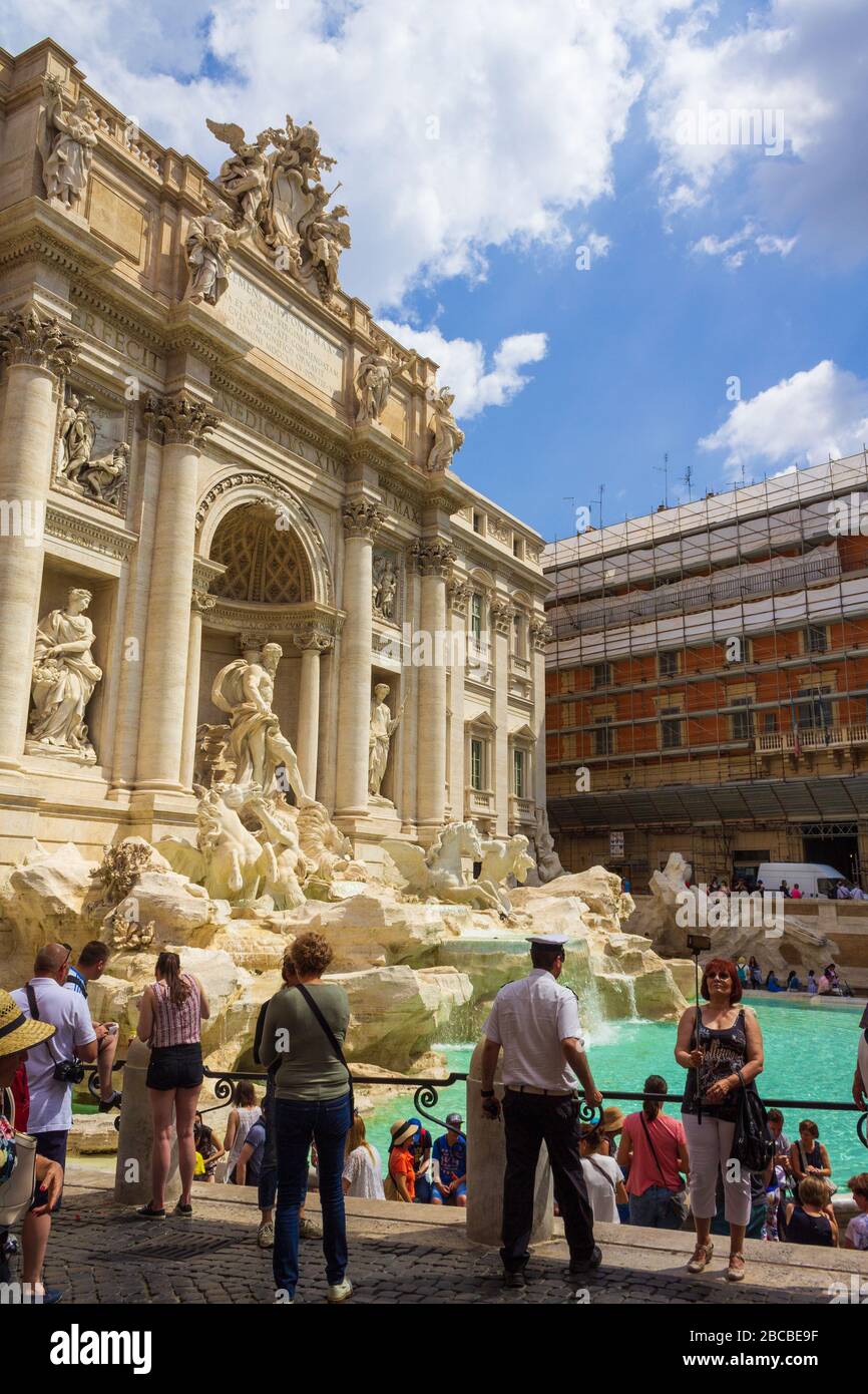 Folla di turisti che ammirano la Fontana di Trevi, la più grande fontana barocca della città e una delle più famose fontane del mondo.Roma,Italia Foto Stock