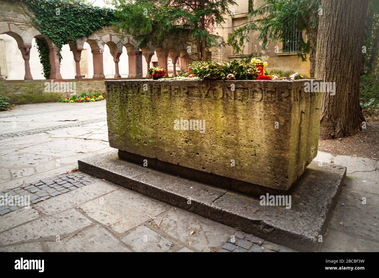 Monumento funebre per il trovatore medievale Walther von der Vogelweide a Würzburg Foto Stock