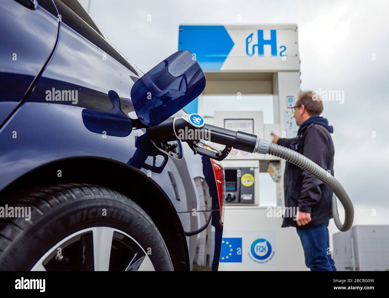 Herten, Ruhr Area, Renania settentrionale-Vestfalia, Germania - l'idrogeno viene rifornito in una stazione di rifornimento idrogeno H2. Herten, Ruhrgebiet, Nordrhein-We Foto Stock