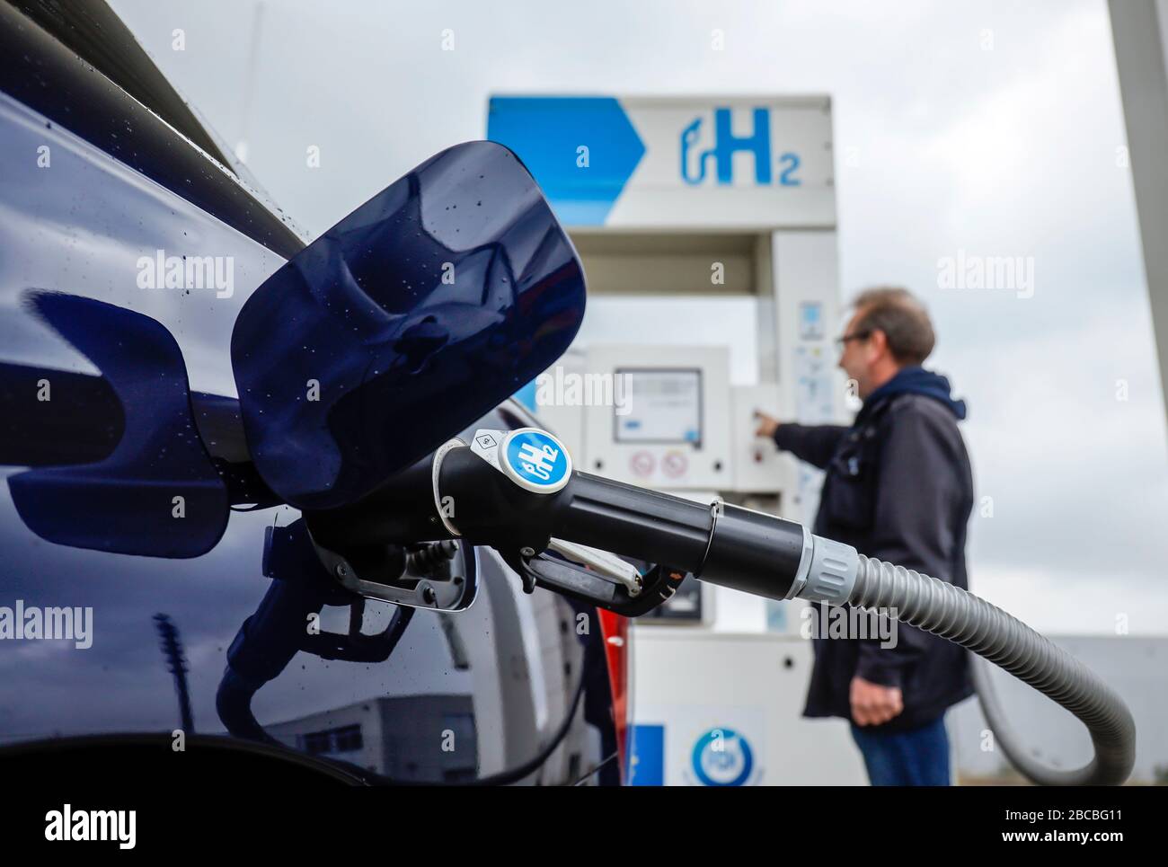 Herten, Ruhr Area, Renania settentrionale-Vestfalia, Germania - l'idrogeno viene rifornito in una stazione di rifornimento idrogeno H2. Herten, Ruhrgebiet, Nordrhein-We Foto Stock
