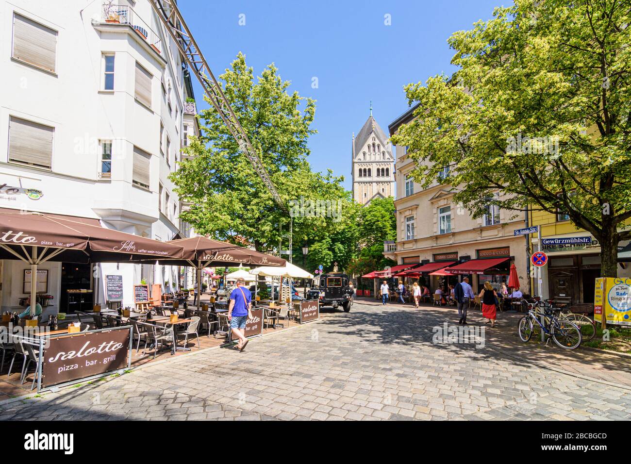 Pittoresca St Anna Street, e la sua omonima torre della chiesa, Monaco di Baviera, Germania Foto Stock