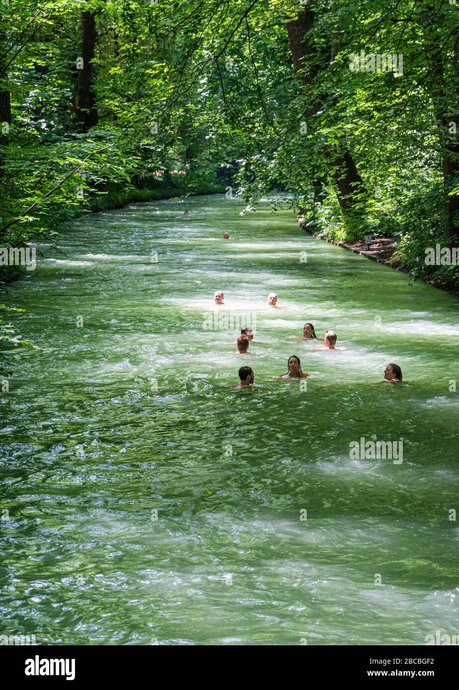 Nuoto nel fiume Eisbach, Giardino Inglese, Monaco, Baviera, Germania Foto Stock