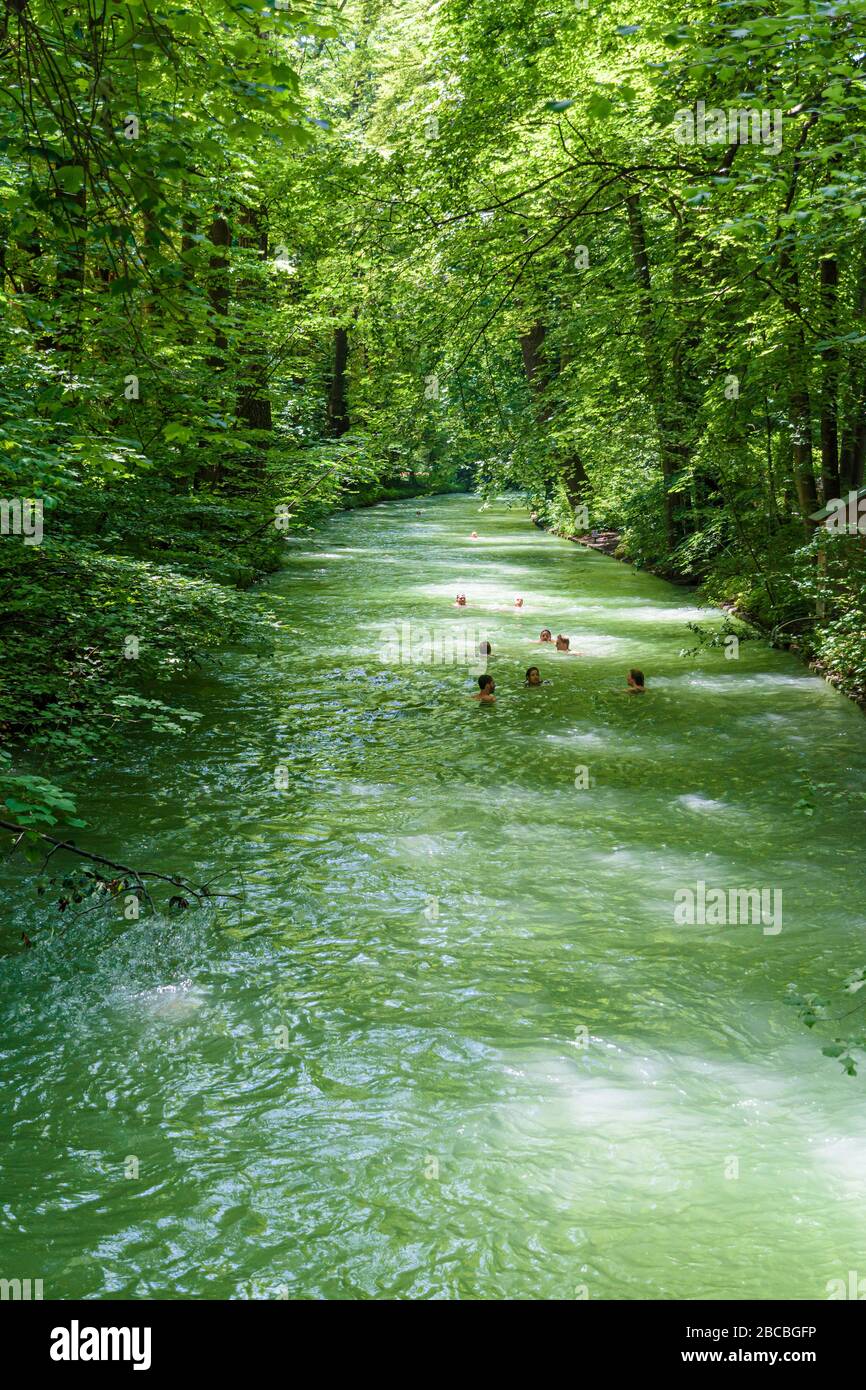 Nuoto nel fiume Eisbach, Giardino Inglese, Monaco, Baviera, Germania Foto Stock