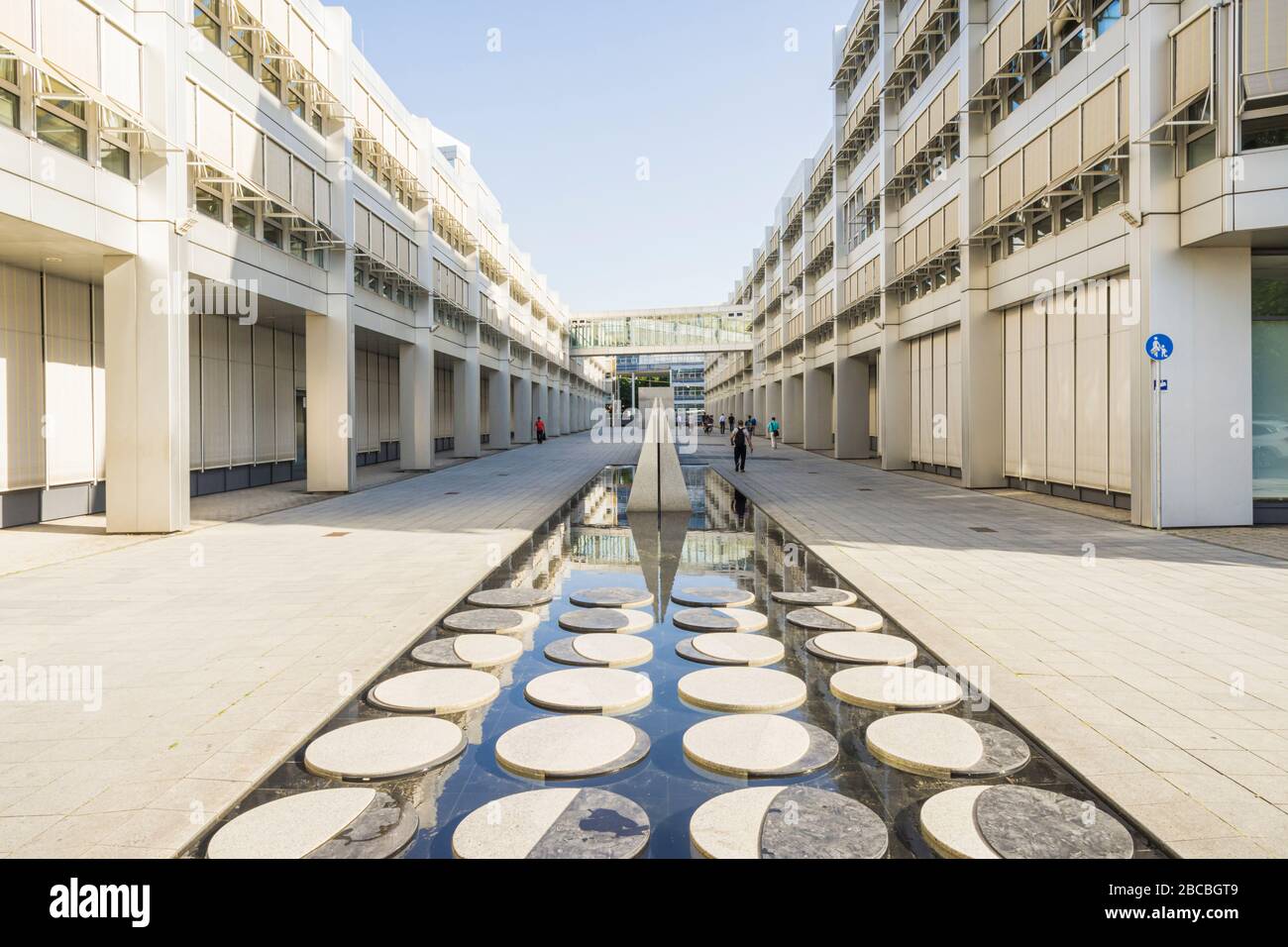 Kurt-Haertel-Passage Design architettonico moderno attraverso gli edifici dell'Ufficio brevetti europeo, Monaco, Germania Foto Stock