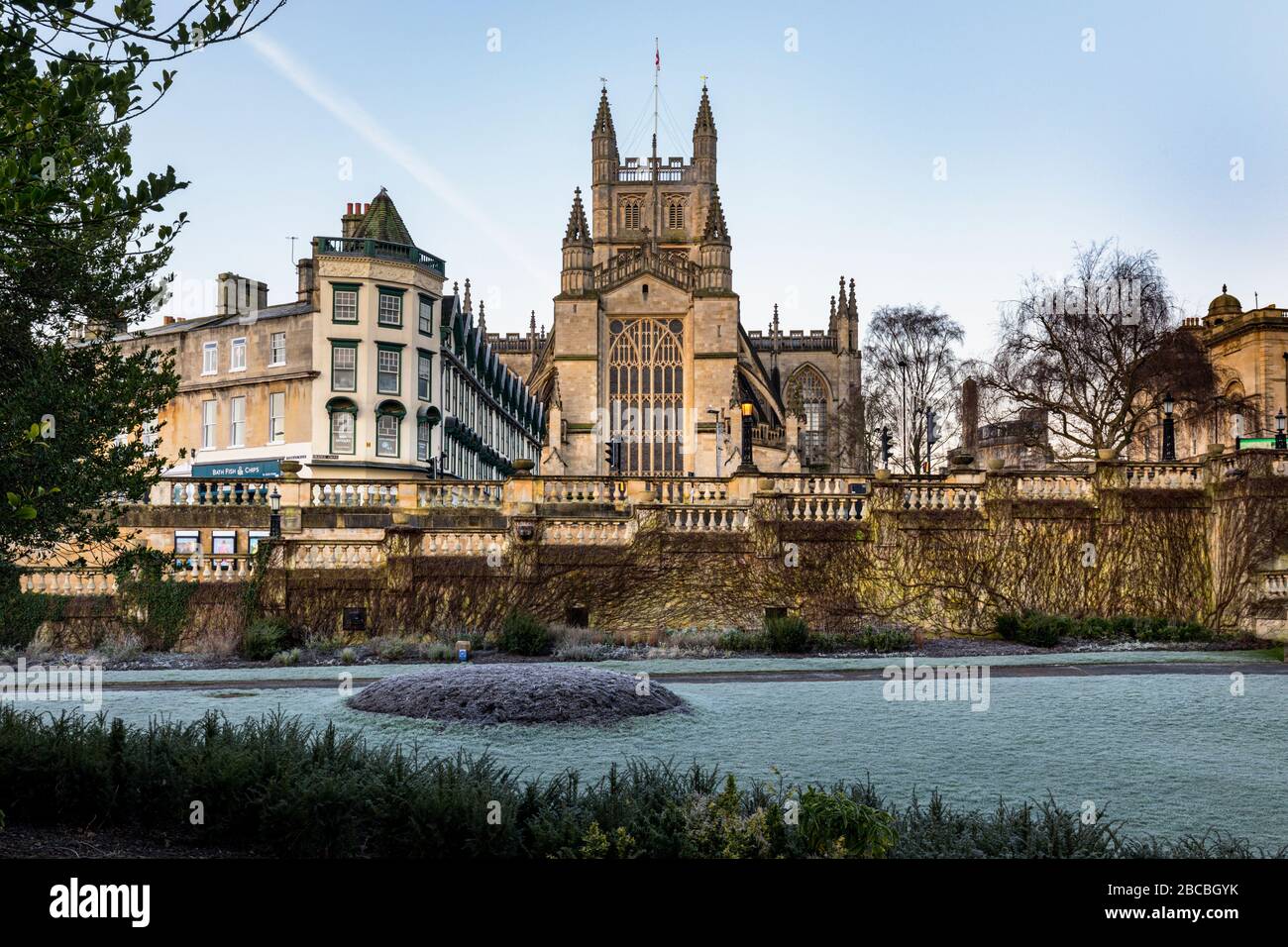 Bath Abbey visto dai Parade Gardens in una mattina gelida, Bath, Somerset, Inghilterra, Regno Unito Foto Stock