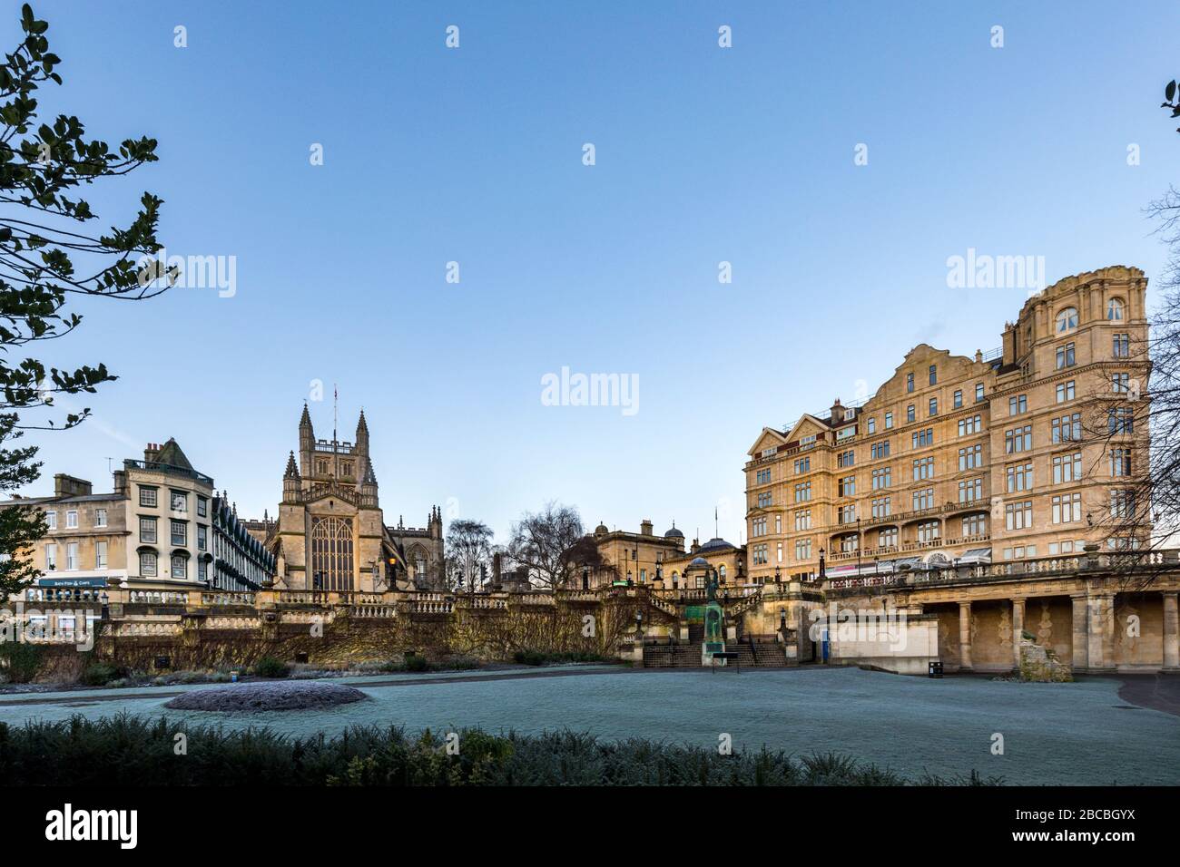Bath Abbey e l'Empire Hotel sono visti dai Parade Gardens in una mattinata gelida, Bath, Somerset, Inghilterra, Regno Unito Foto Stock