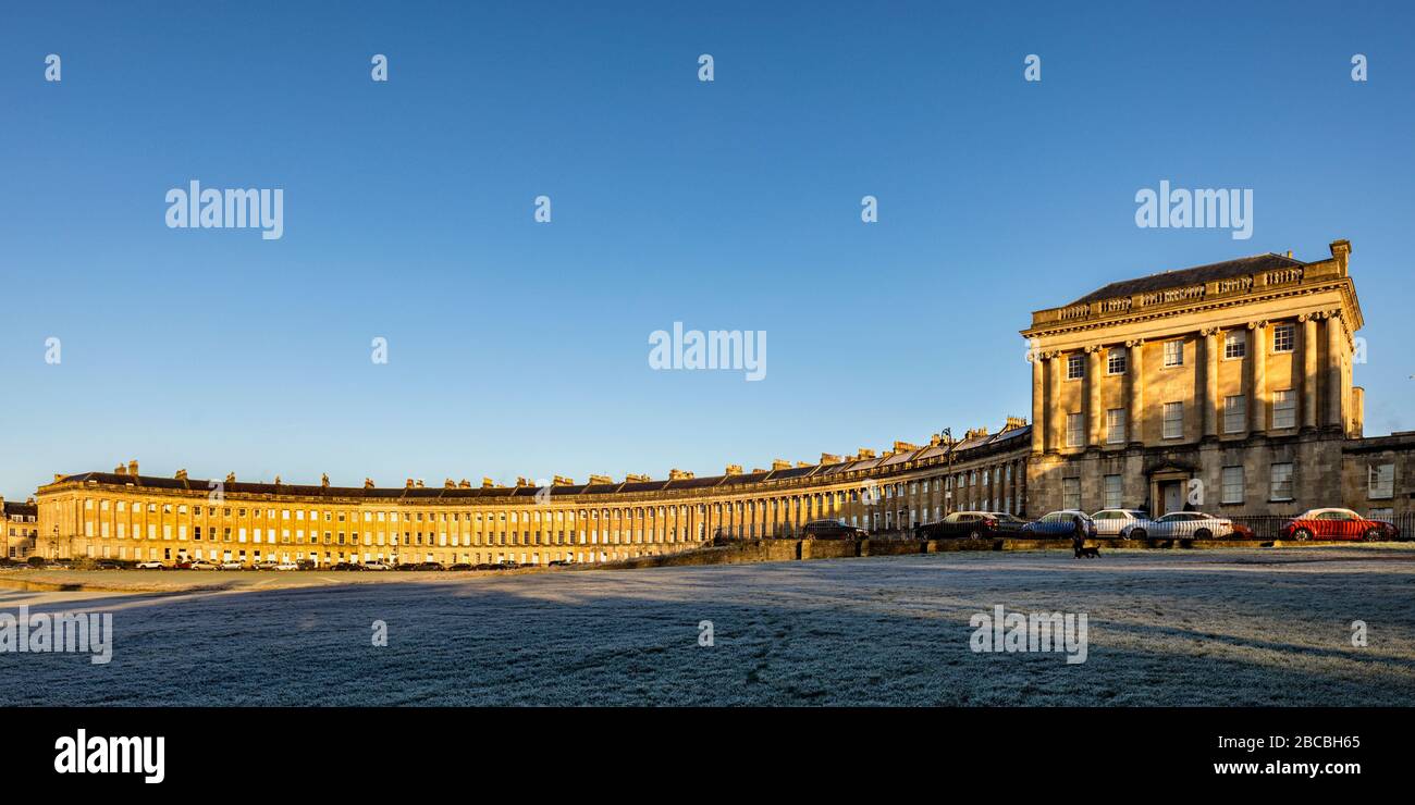 Mattina frosty al Royal Crescent - una fila di 30 case a schiera georgiane disposte in una crescente mezzaluna nel centro di Bath, Somerset, Regno Unito Foto Stock