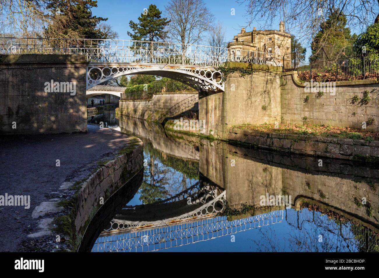 Due ponti in ferro decorativi di grado II sopra il Kennet e il canale Avon ai Sydney Gardens, Bath, Somerset England UK Foto Stock