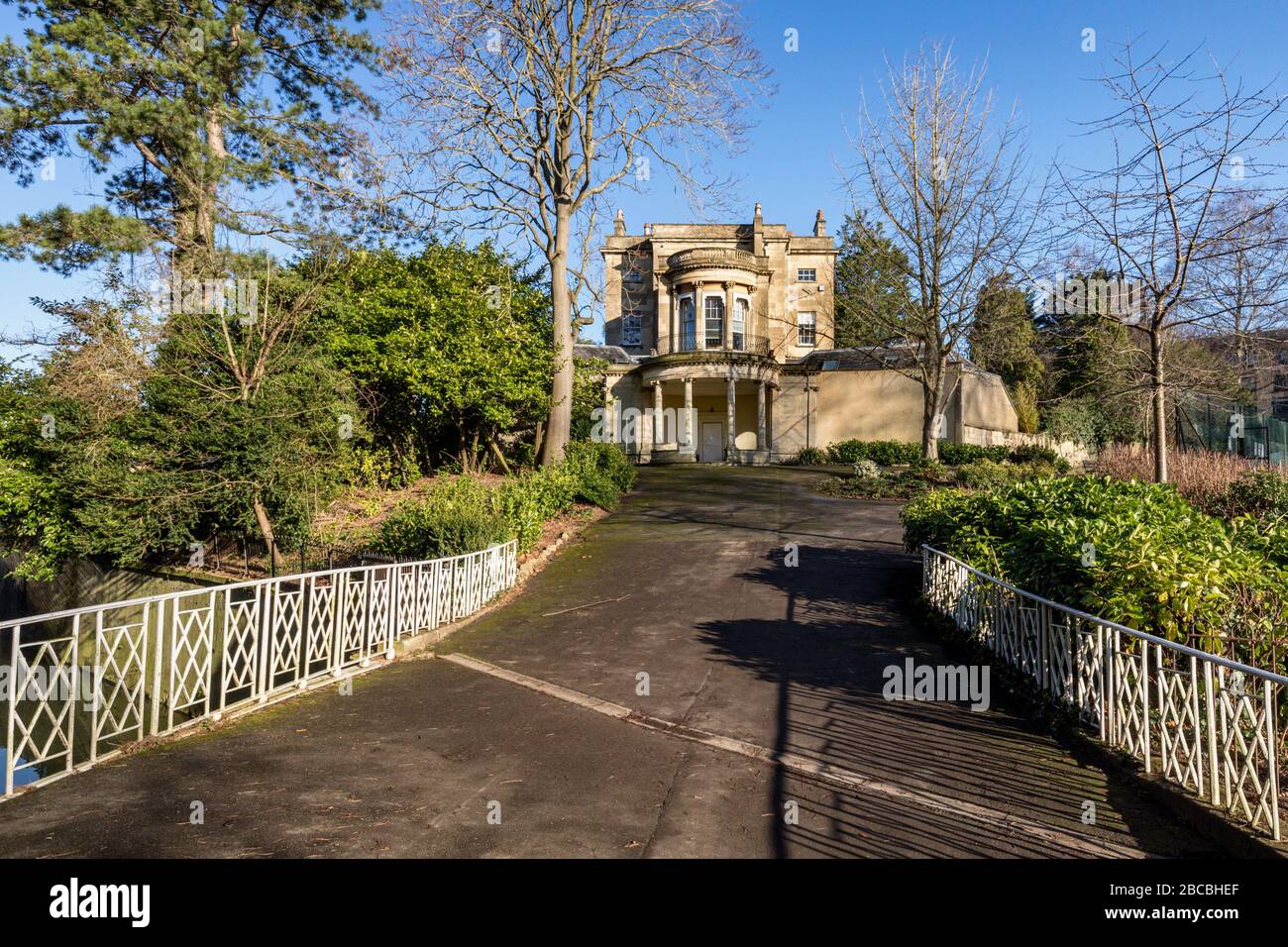 Un ponte in ferro decorativo di grado II sopra il Kennet e l'Avon Canal conduce alla Sydney House presso i Sydney Gardens, Bath, Somerset England UK Foto Stock