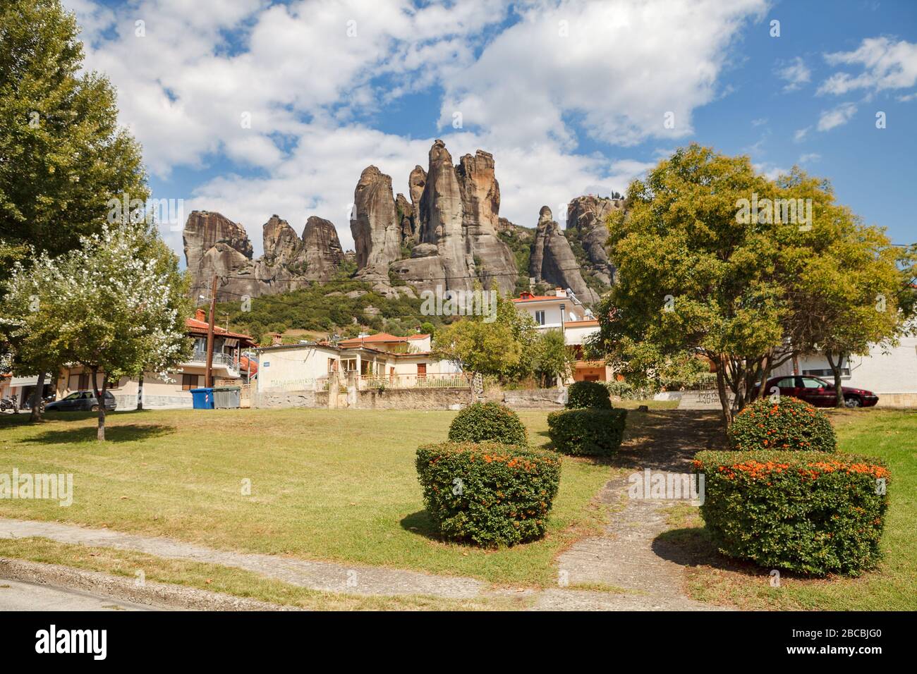 KALAMBAKA, GRECIA - 10 SETTEMBRE 2018: Incredibile città sotto le rocce di Meteora. Panorama di montagne rocciose, il punto di riferimento di sei monasteri in Grecia Foto Stock