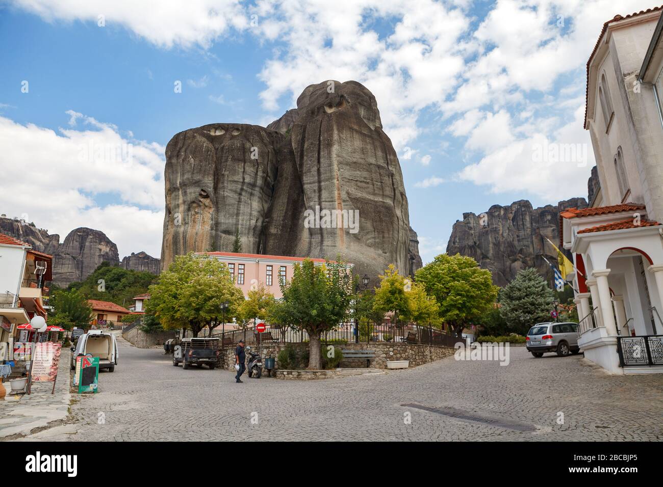 KALAMBAKA, GRECIA - 10 SETTEMBRE 2018: Incredibile città sotto le rocce di Meteora. Panorama di montagne rocciose, il punto di riferimento di sei monasteri in Grecia Foto Stock