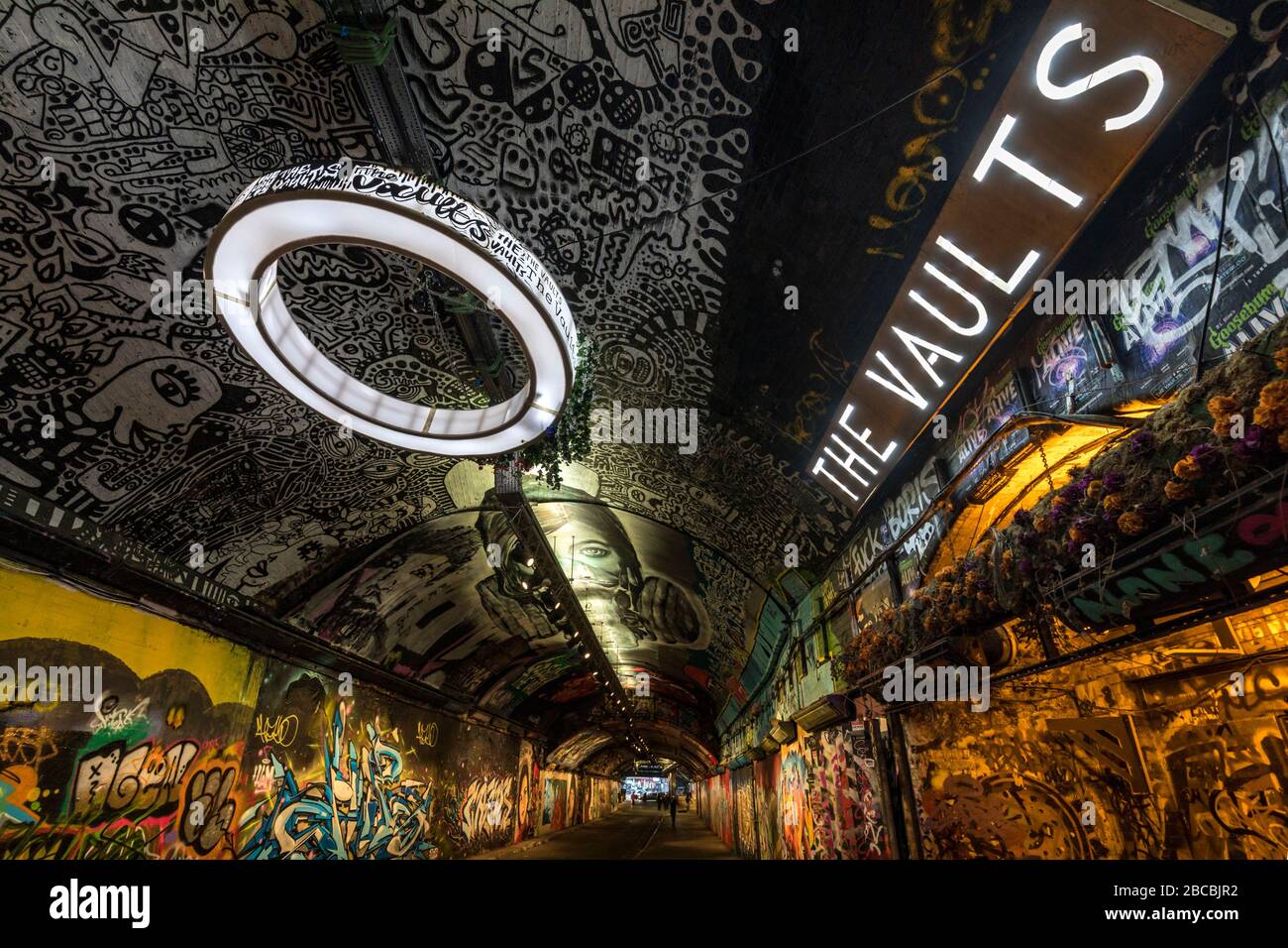 Leake Street, conosciuta anche come Graffiti Tunnel, sotto la stazione ferroviaria di Waterloo, Lambeth, Londra Foto Stock