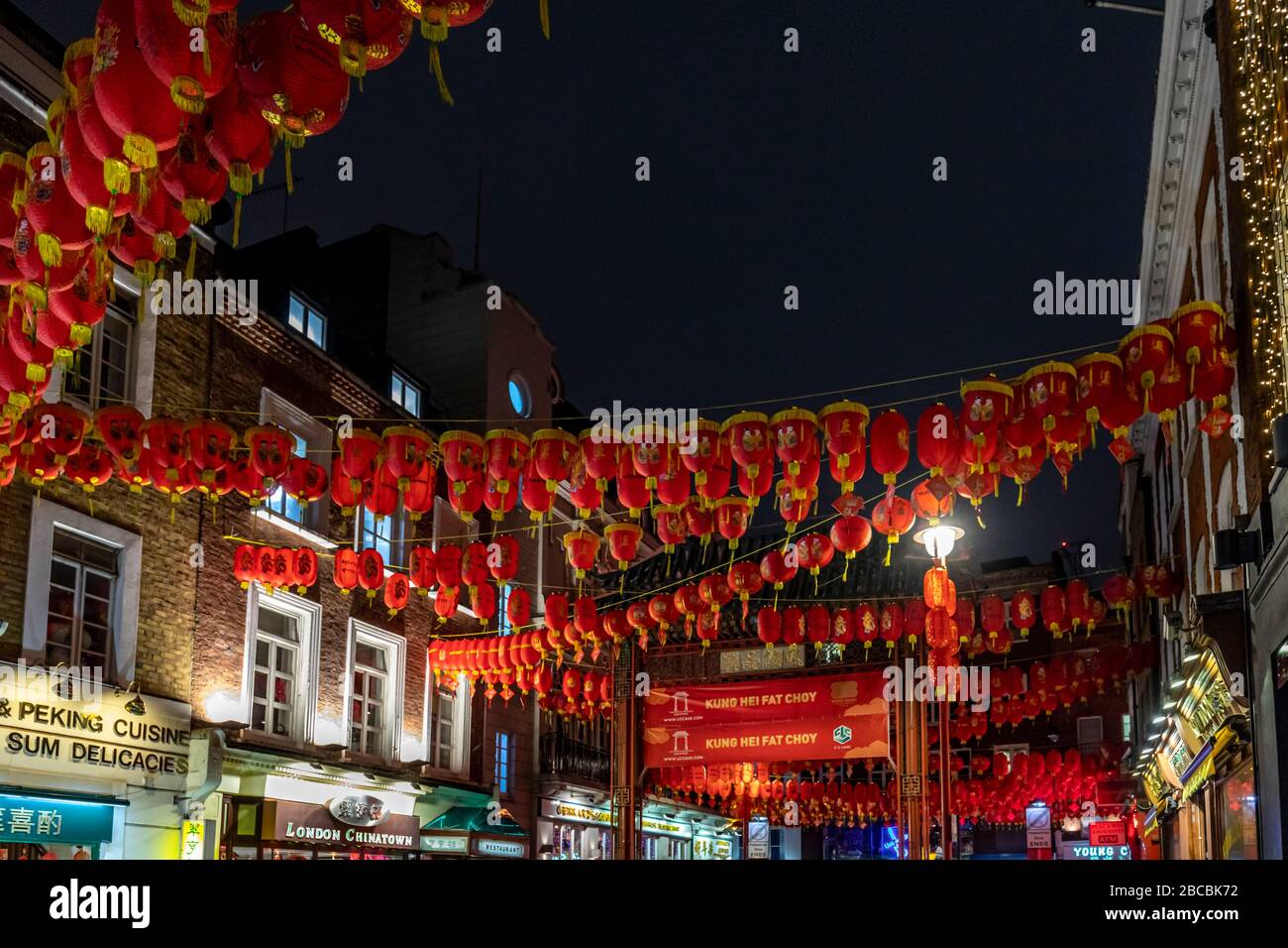 Lanterne sospese nella scena notturna della strada. Chinatown, durante le celebrazioni del capodanno cinese, Londra, Inghilterra Foto Stock