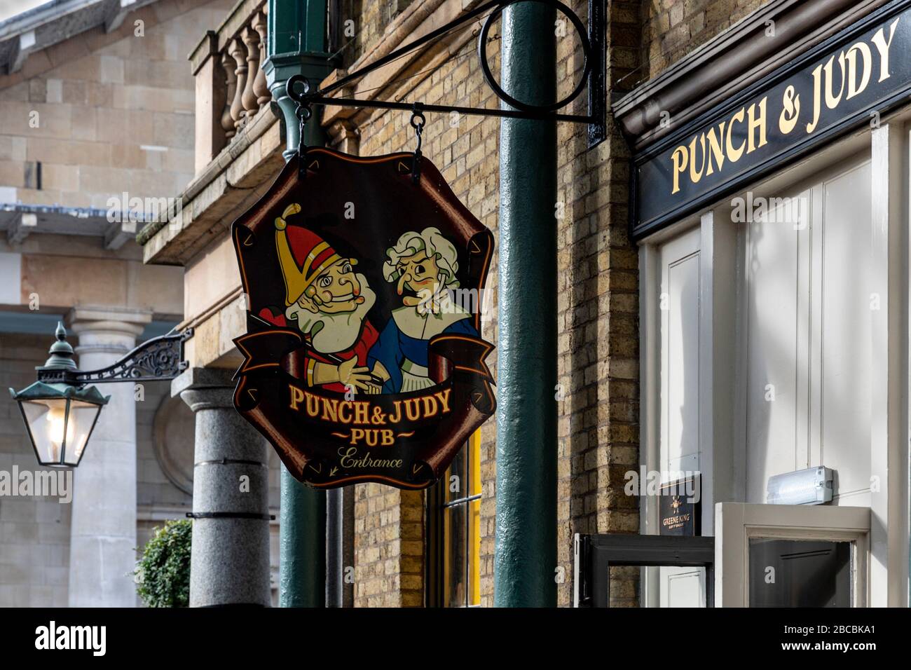 Segno fuori dal famoso Punch & Judy pub, costruito nel 1787, a Covent Garden, Londra, Inghilterra Foto Stock
