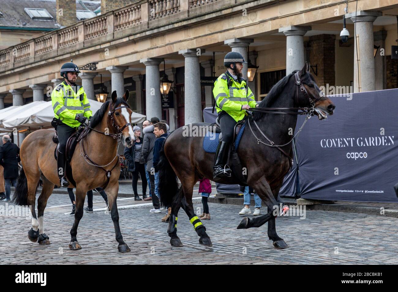 Ufficiali Metropolitani di polizia a cavallo pattugliando a Covent Garden, Londra Foto Stock