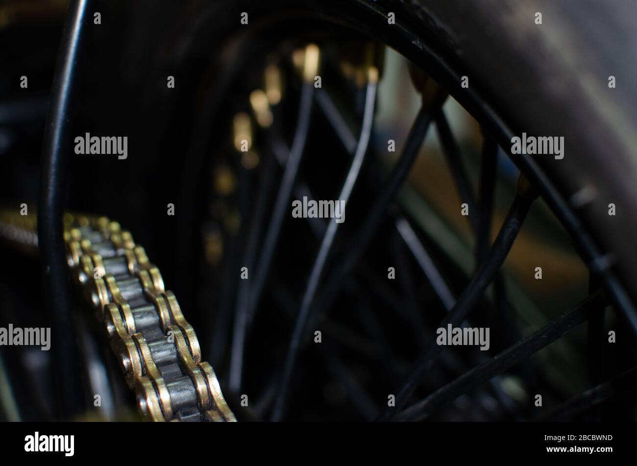 WROCLAW, POLONIA - 11 agosto 2019: Esposizione delle automobili degli Stati Uniti: Sfondo del motociclo di сlassic d'epoca. Dettagli moto - ruota e catena, primo piano. Nero e gol Foto Stock