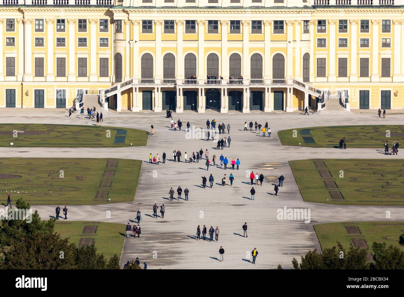 Folla di persone di fronte al Palazzo Schönbrunn, Vienna Foto Stock