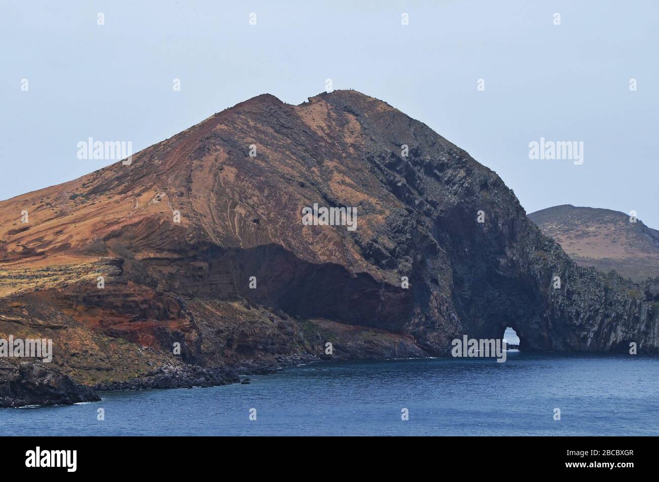 Buca nella roccia alla scogliera costiera sull'isola di Madeira Foto Stock