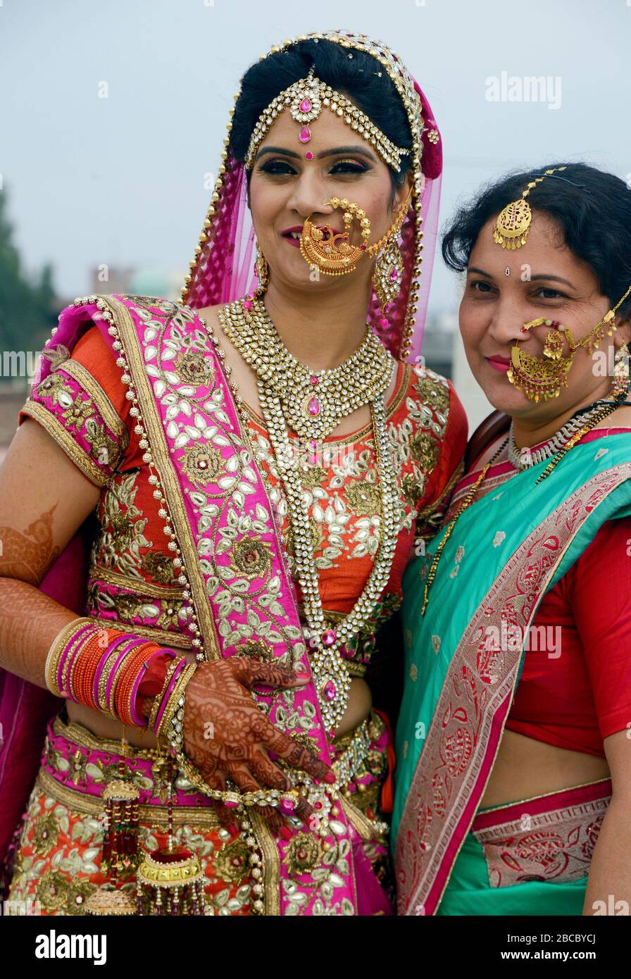 Madre abbracciando sposa il giorno del matrimonio Foto Stock