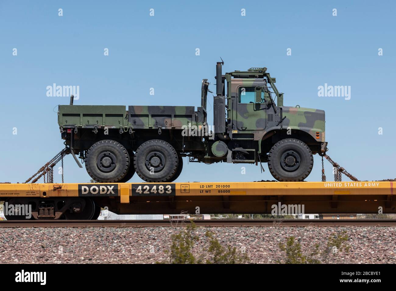 Un camion militare è trasportato alla base di logistica del corpo di marina Barstow via ferrovia fra il coronavirus globale COVID-19 pandemic, lunedì, 30 marzo 2020, in Daggett, Califf. (Brandon Slotter/Image of Sport via AP) Foto Stock