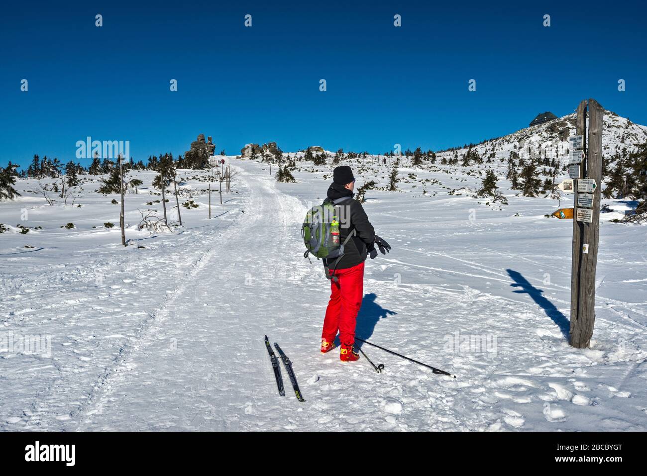 Sci di fondo sul sentiero, che corre lungo il confine polacco-ceco, altopiano subalpino, cresta principale nel Parco Nazionale di Karkonosze, bassa Slesia, Polonia Foto Stock