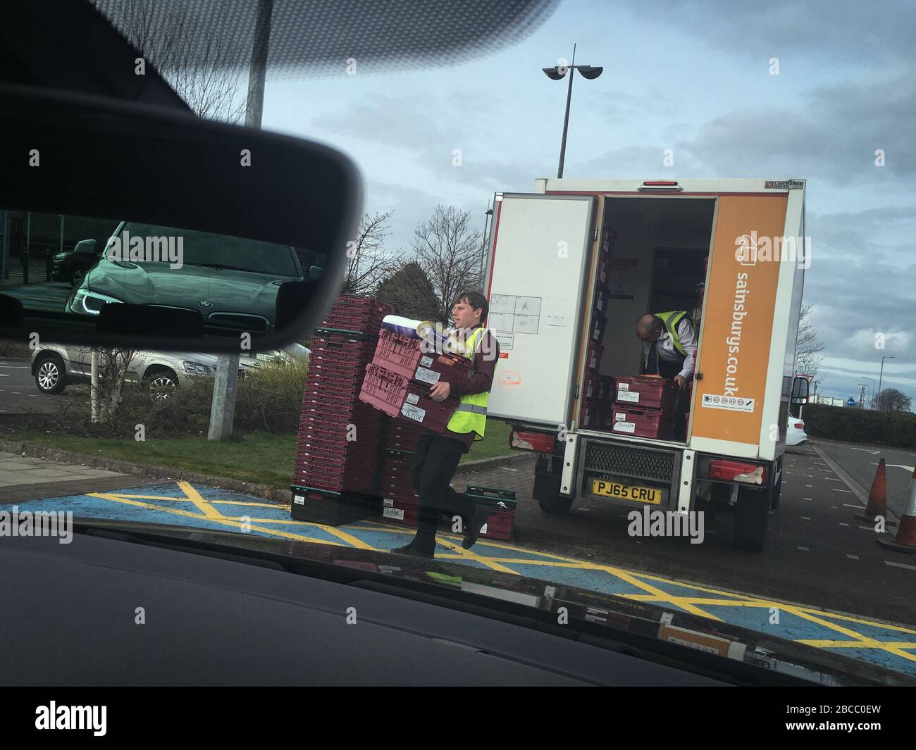 Glasgow, Regno Unito, 4 aprile 2020. I clienti raccolgono generi alimentari attraverso il sistema Sainsbury's Click and Collect (con gli alimentari pre-ordinati on-line), riducendo così il numero di persone che visitano i supermercati negozi, e aiutando a rispettare le linee guida di allontanamento sociale nel tempo di Coronavirus COVID-19 pandemic Crisis. Photo credit: Jeremy Sutton-Hibbert/Alamy Live News. Foto Stock