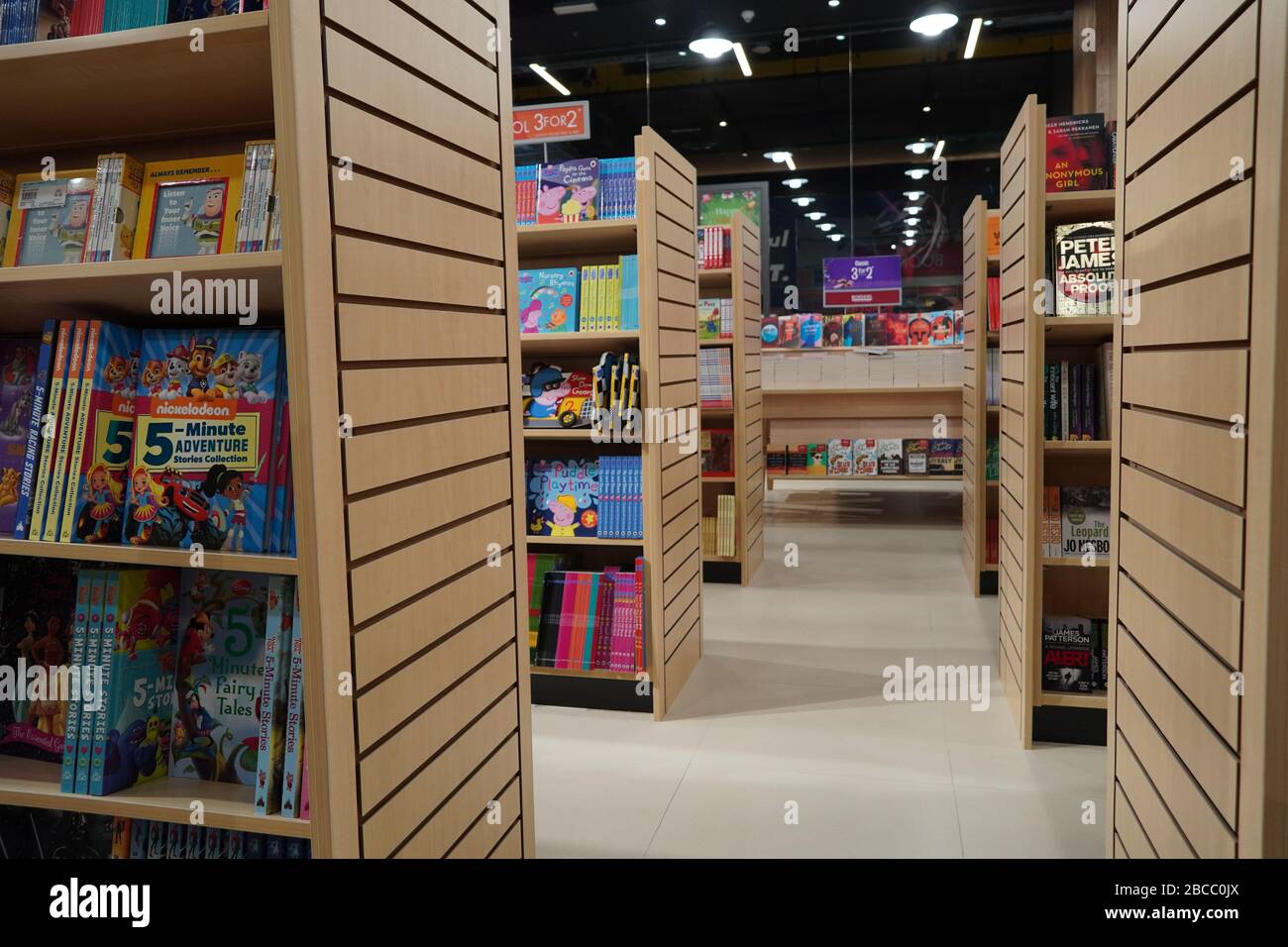 Corridoio tra scaffali di libri di biblioteca, in un background educativo come biblioteca. Il passaggio tra gli scaffali pieni di libri nel negozio di libri. : Dubai Foto Stock