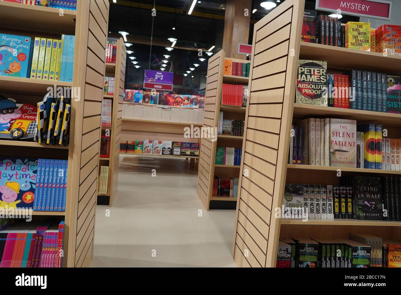 Corridoio tra scaffali di libri di biblioteca, in un background educativo come biblioteca. Il passaggio tra gli scaffali pieni di libri nel negozio di libri. : Dubai Foto Stock