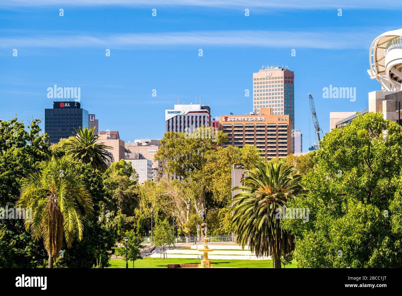 Adelaide, Australia - 23 febbraio 2020: Lo skyline della città di Adelaide è visibile attraverso i Pennington Gardens in un giorno Foto Stock