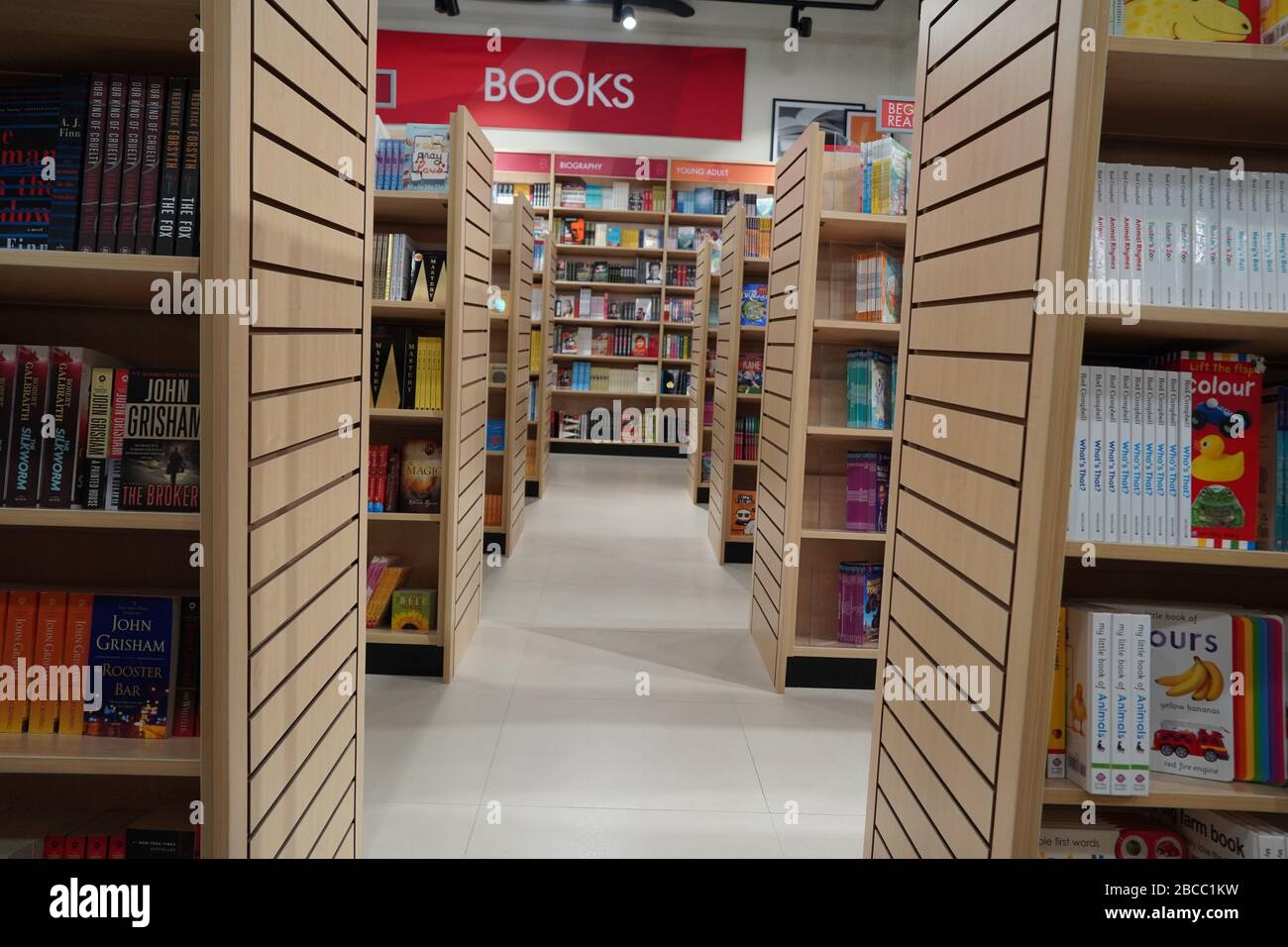 Corridoio tra scaffali di libri di biblioteca, in un background educativo come biblioteca. Il passaggio tra gli scaffali pieni di libri nel negozio di libri. : Dubai Foto Stock