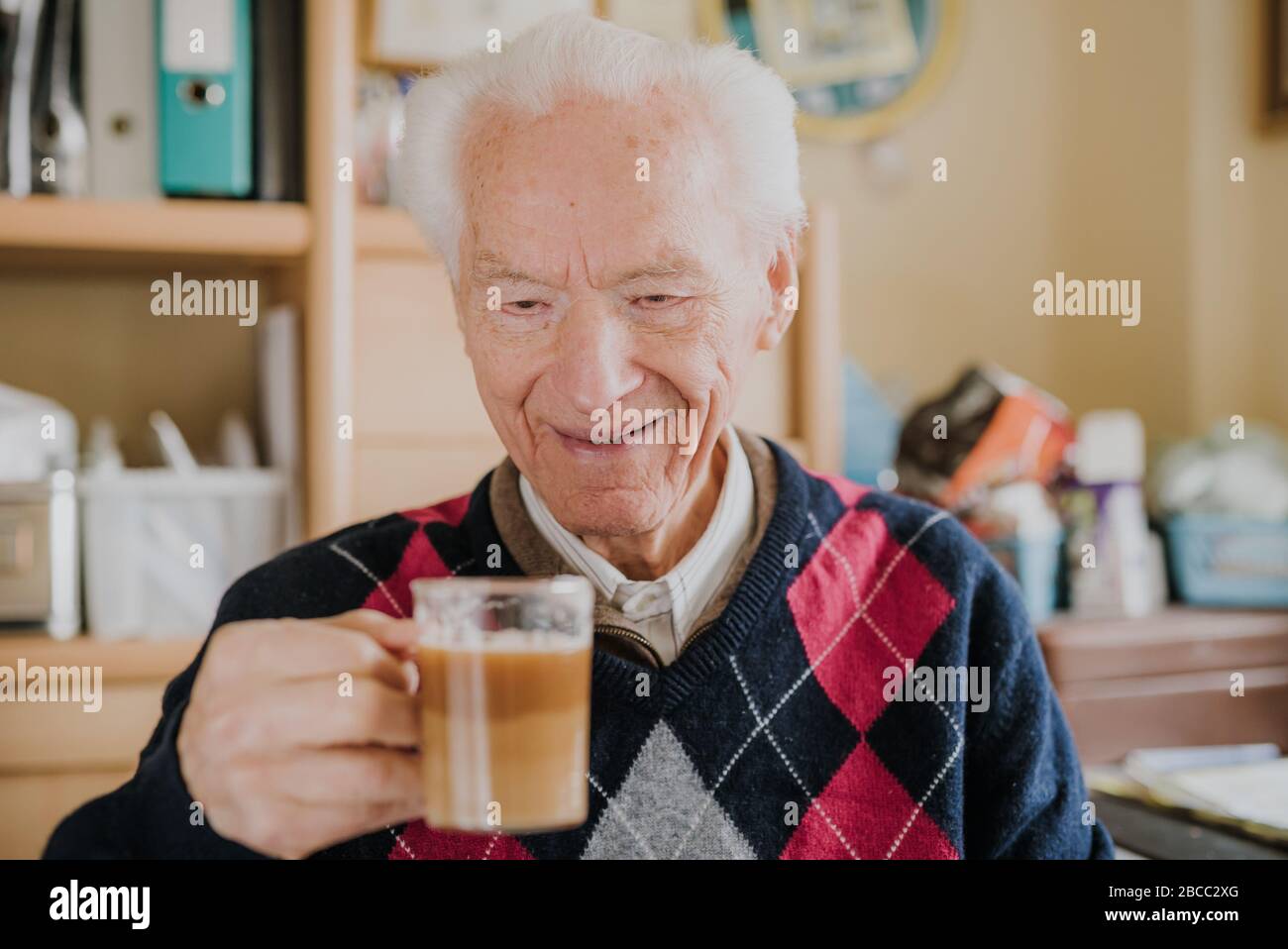 Positice Old MAN bere caffè a casa in primo piano Foto Stock
