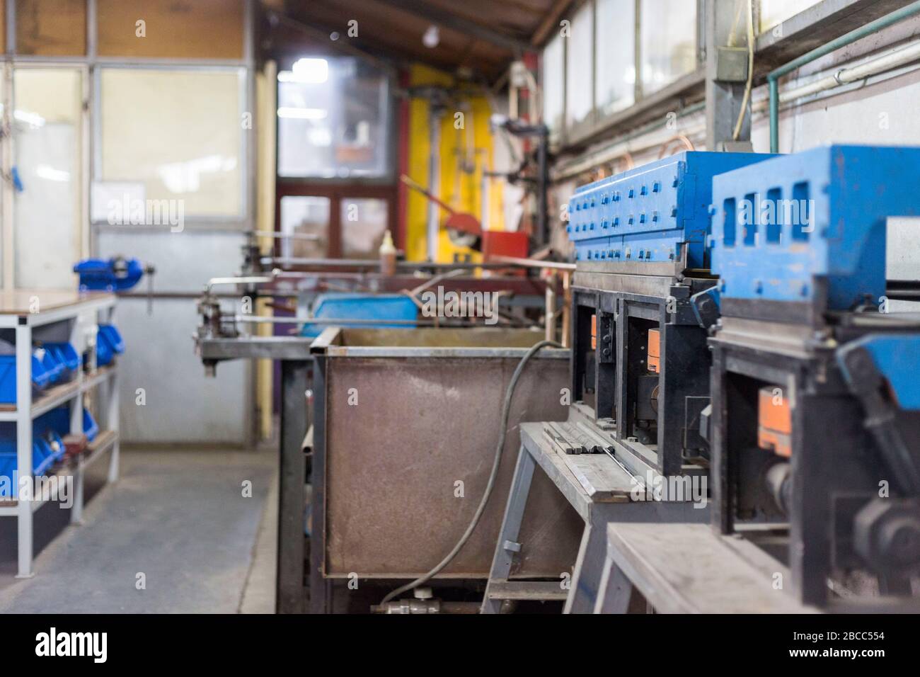 Scaffali con vari utensili in un laboratorio di metallurgia. Foto Stock