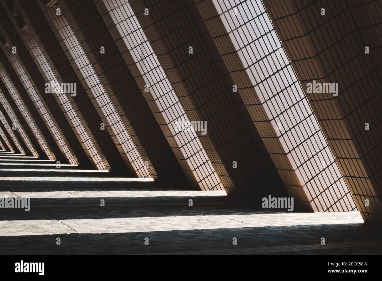 corridoio esterno a forma di triangolo, architettura a tunnel - Foto Stock